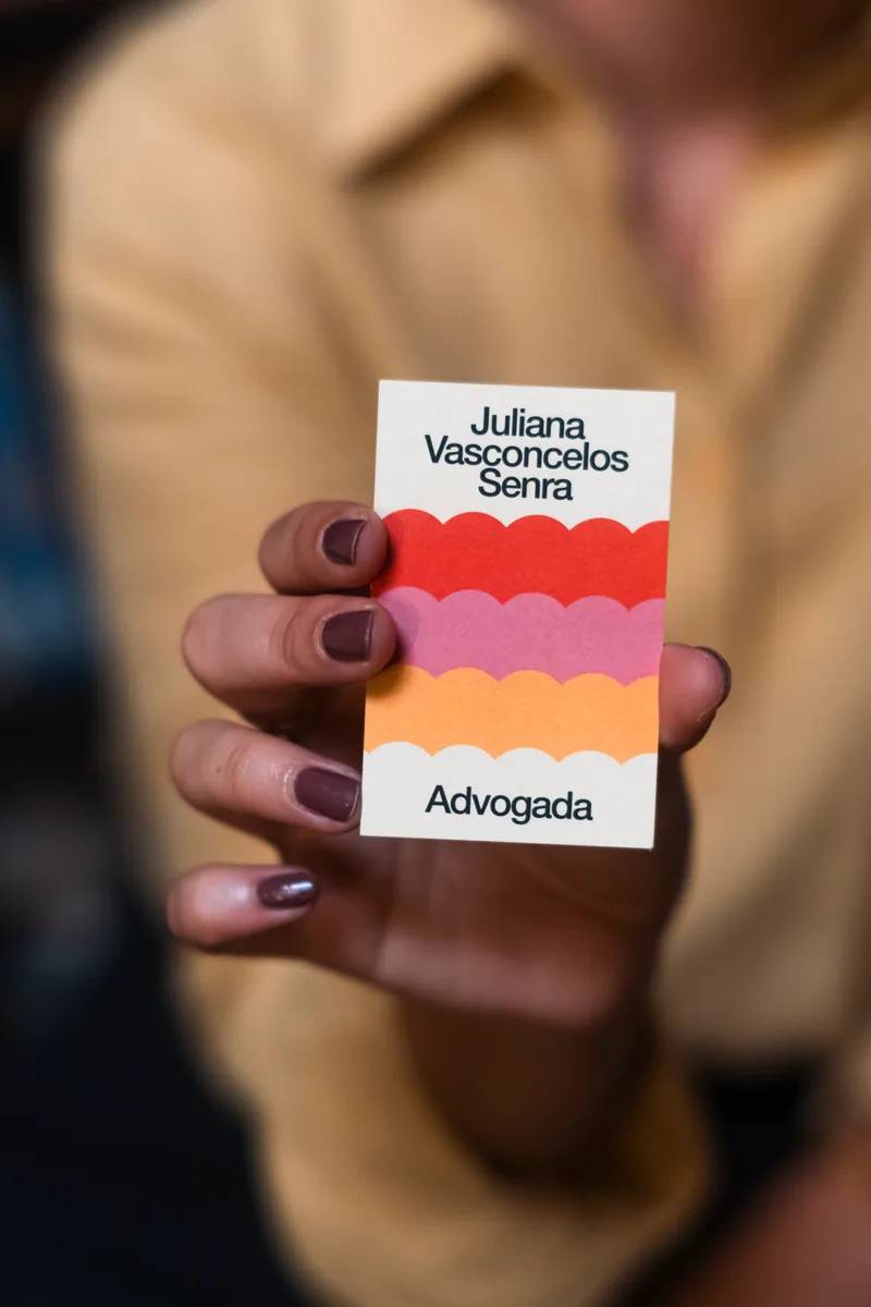 Cartão de visita de Juliana Vasconcelos Senra, Advogada, seguro na mão